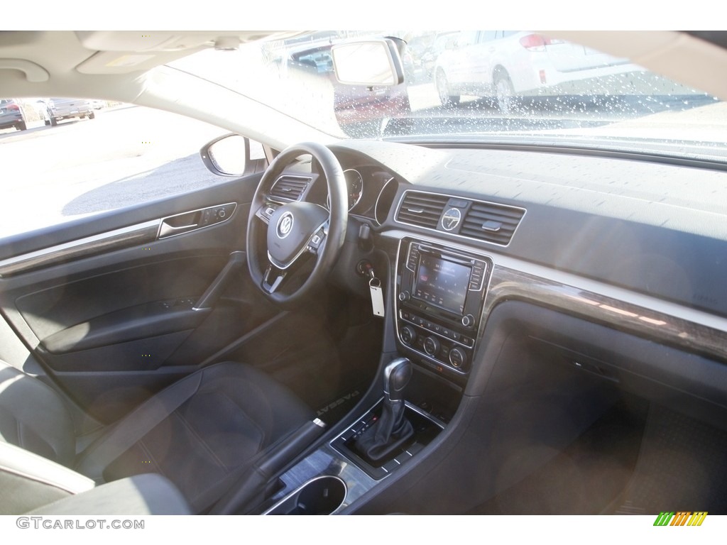 2016 Passat SE Sedan - Pure White / Titan Black photo #17