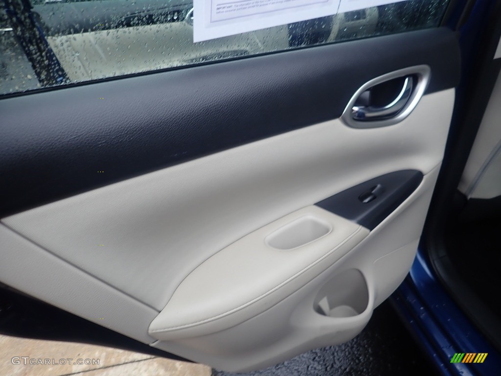 2016 Nissan Sentra SV Door Panel Photos