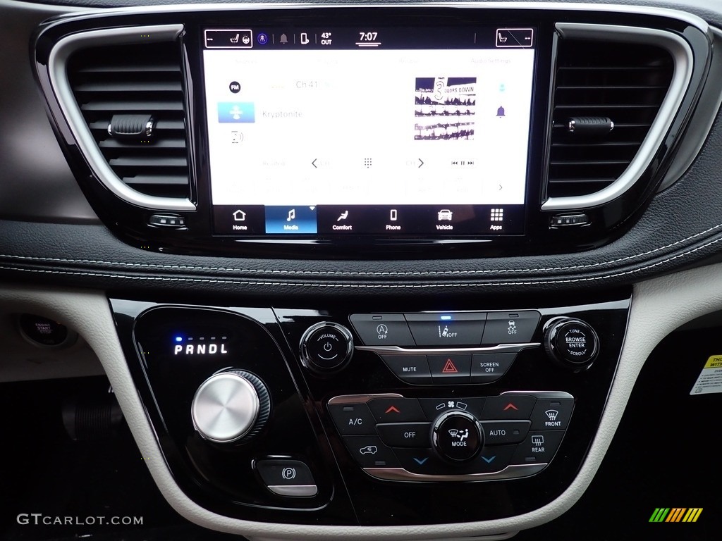 2022 Chrysler Pacifica Touring L AWD Controls Photos