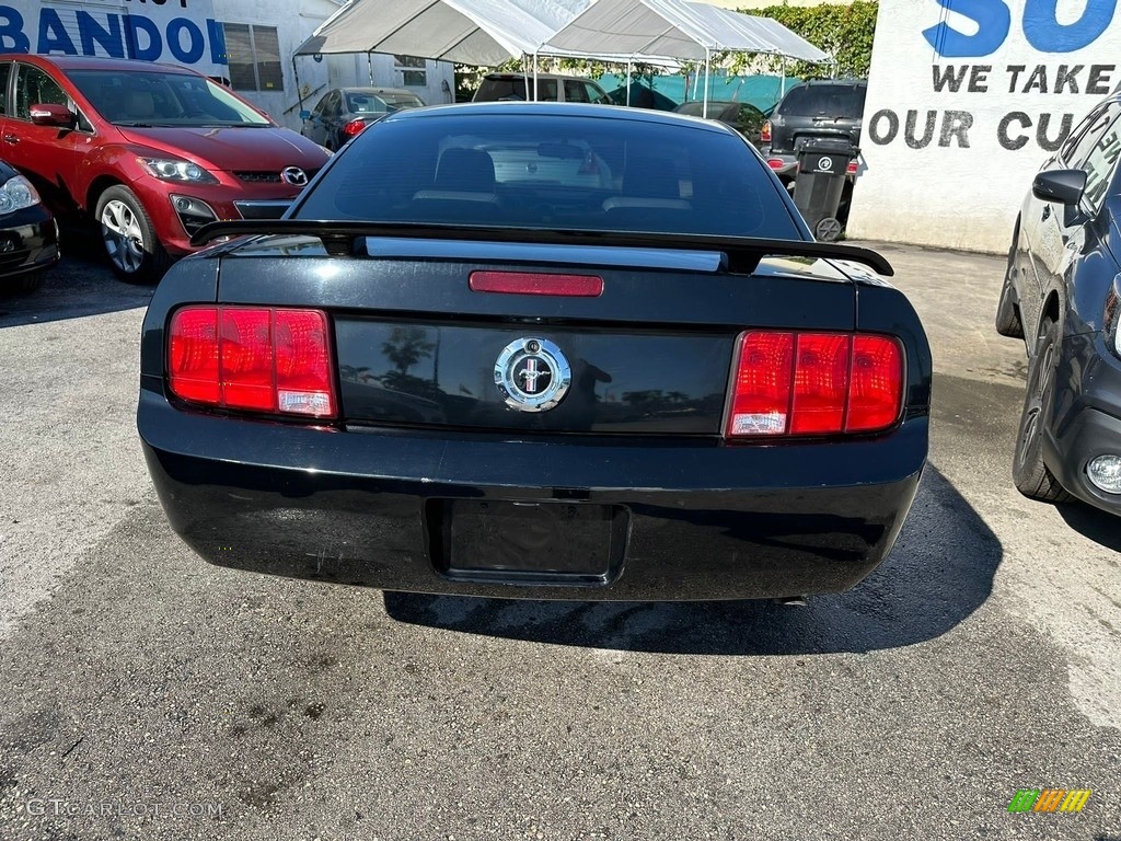 2005 Mustang V6 Deluxe Coupe - Black / Dark Charcoal photo #5