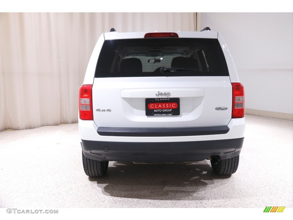 2015 Patriot High Altitude 4x4 - Bright White / Dark Slate Gray/Light Pebble Beige photo #16