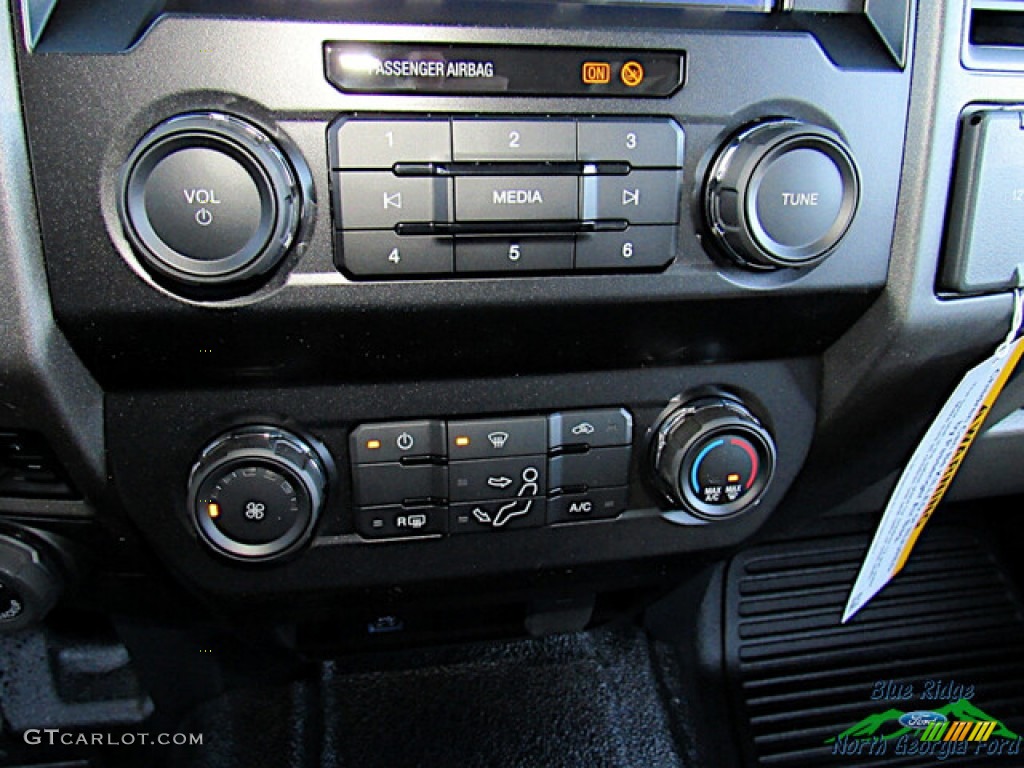 2022 F250 Super Duty XLT Crew Cab 4x4 - Iconic Silver / Medium Earth Gray photo #20