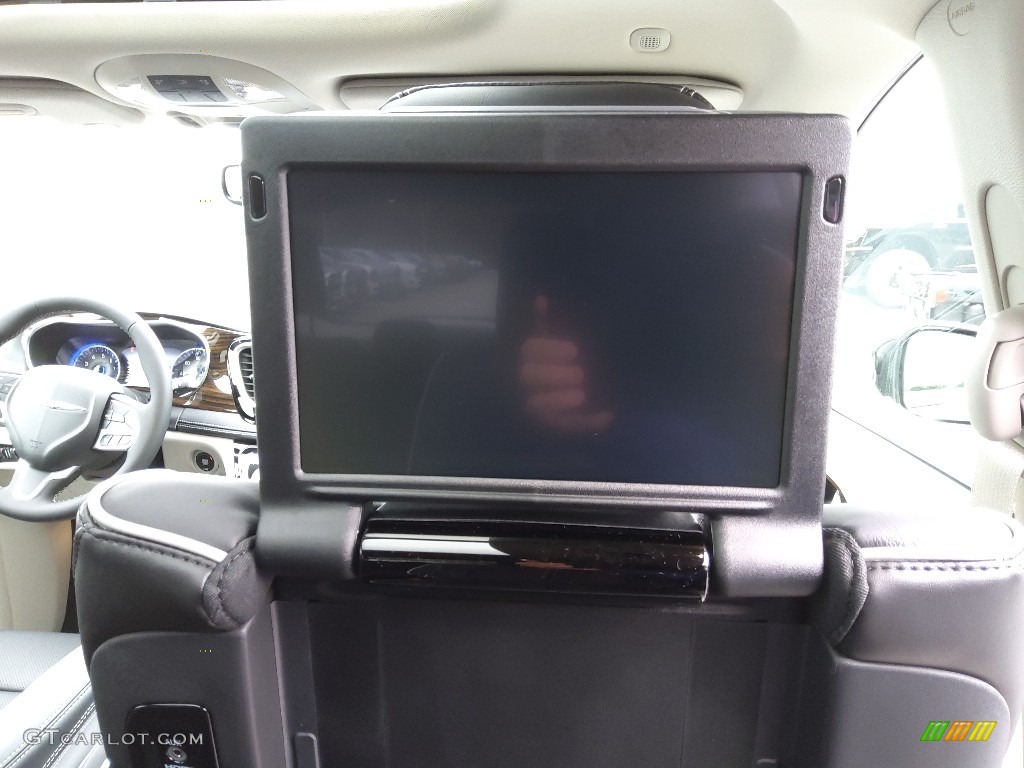 2022 Chrysler Pacifica Limited AWD Entertainment System Photos