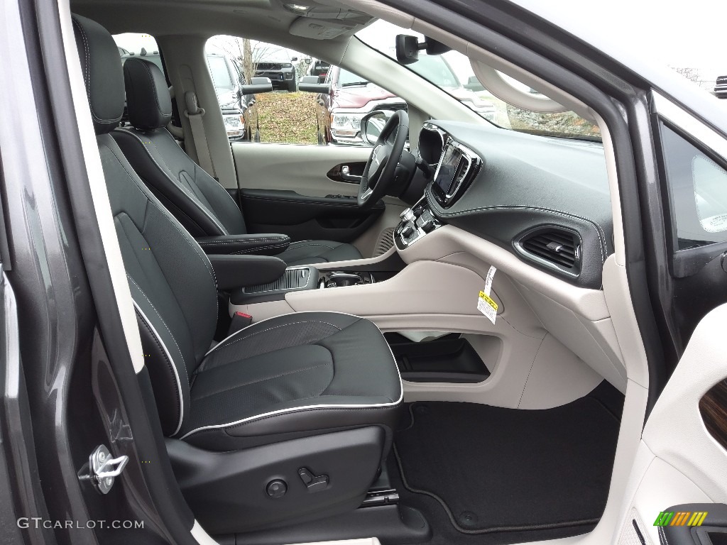 2022 Chrysler Pacifica Limited AWD Front Seat Photo #145348102