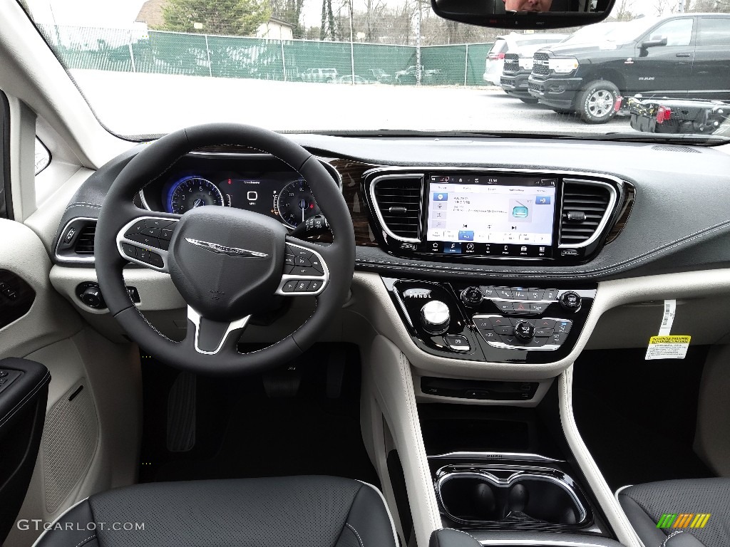 2022 Chrysler Pacifica Limited AWD Dashboard Photos