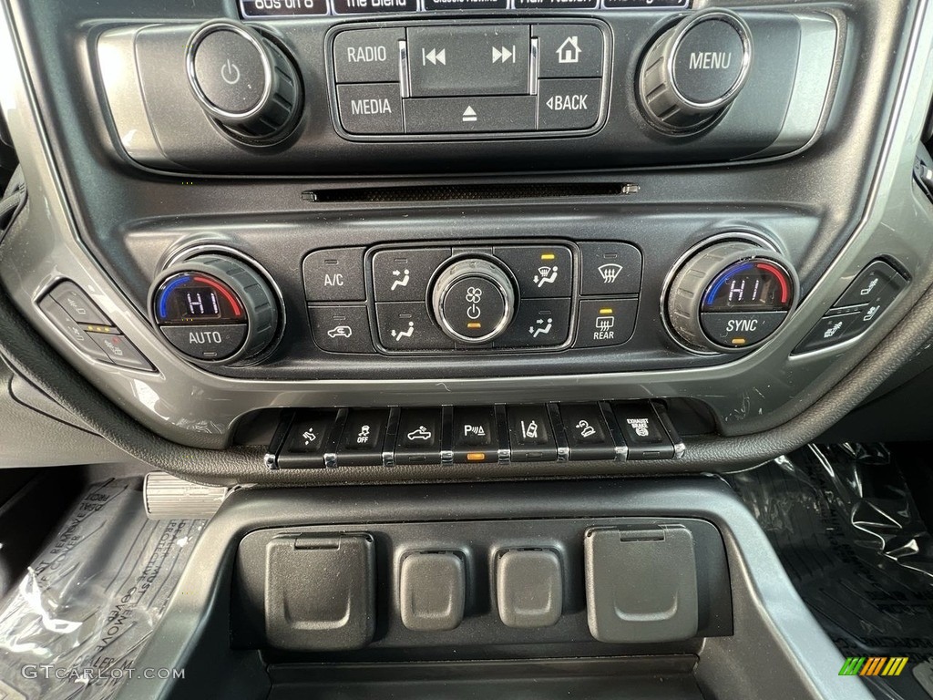 2017 Chevrolet Silverado 3500HD LTZ Crew Cab 4x4 Controls Photos