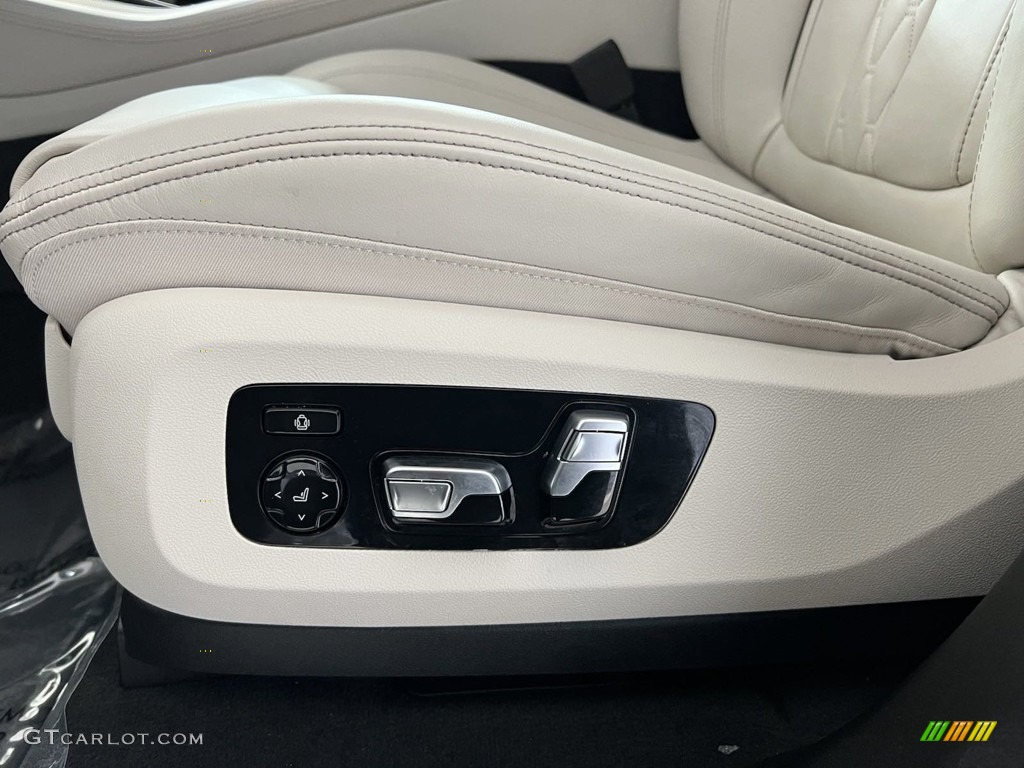 2022 BMW X5 xDrive40i Front Seat Photos