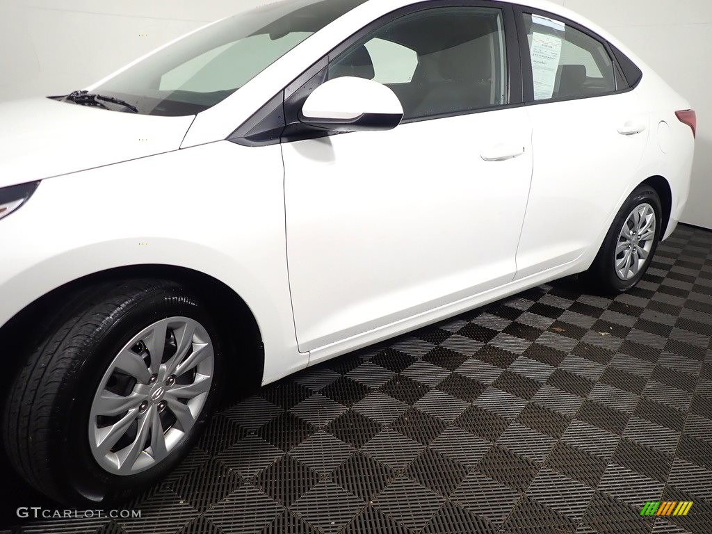 2020 Accent SE - Frost White Pearl / Black photo #10