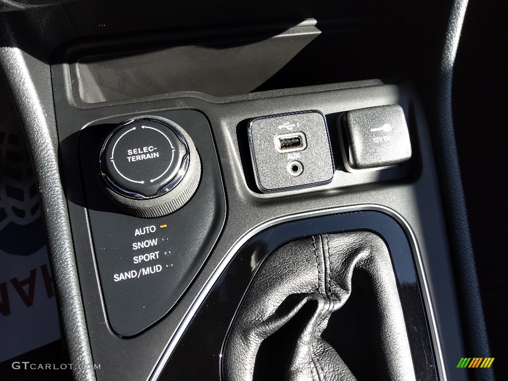 2023 Jeep Cherokee Altitude Lux 4x4 Controls Photo #145383163
