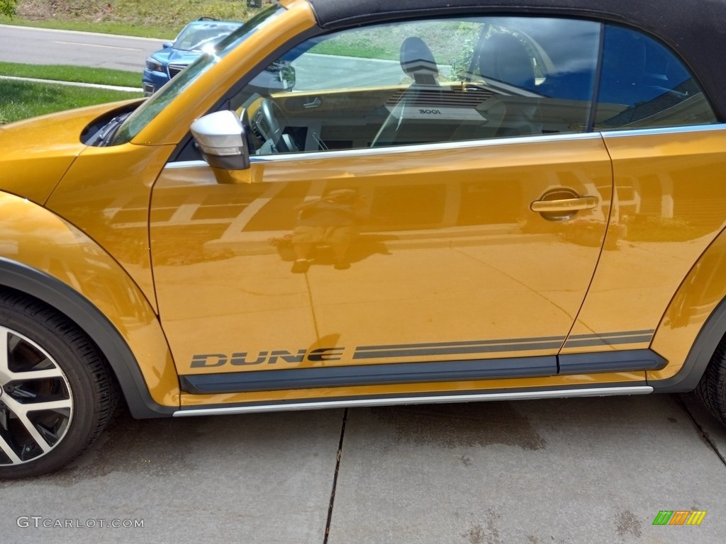 2017 Volkswagen Beetle 1.8T Dune Convertible Marks and Logos Photo #145391497