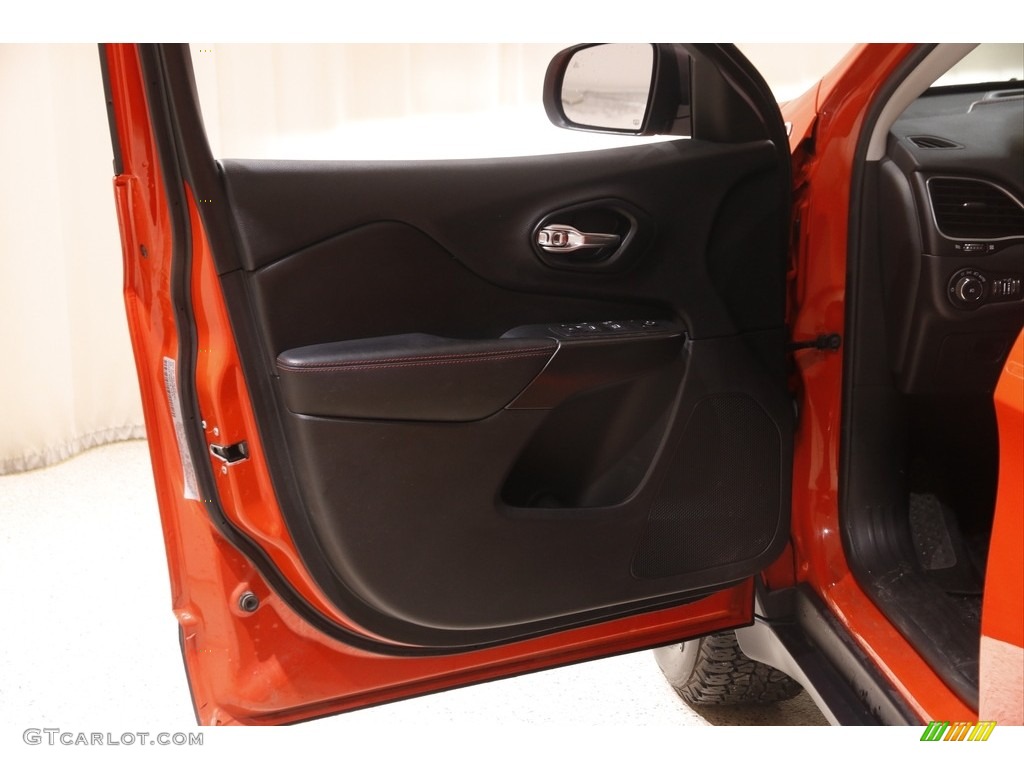 2021 Cherokee Traihawk 4x4 - Spitfire Orange / Black photo #4