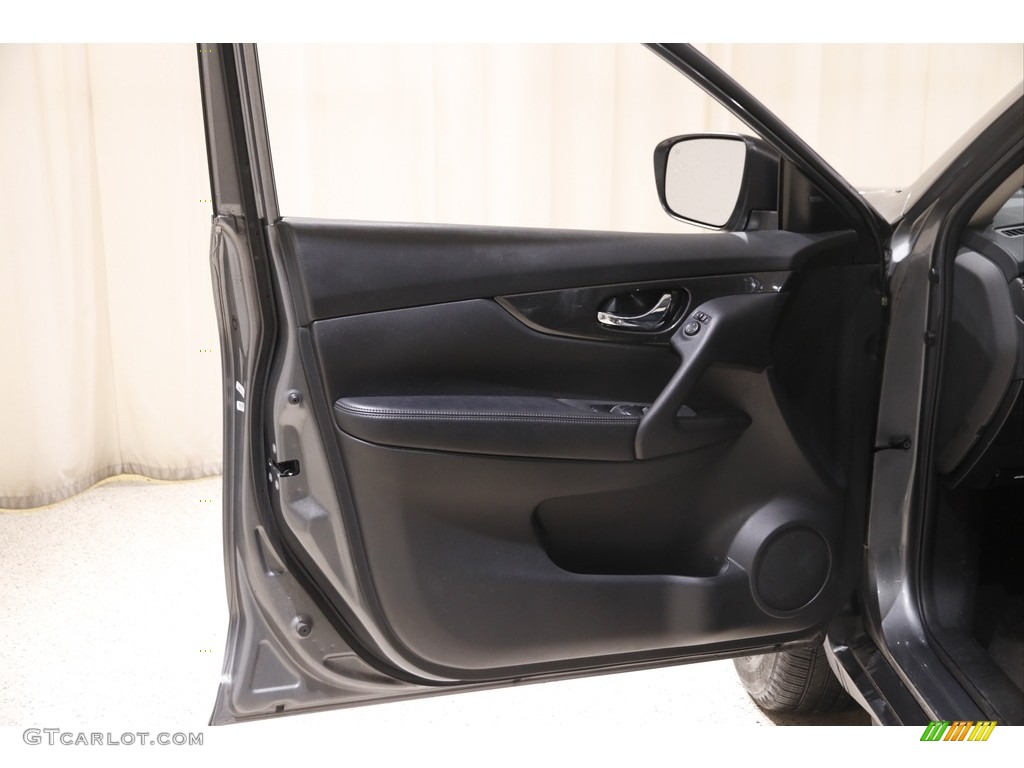 2018 Nissan Rogue SV Door Panel Photos