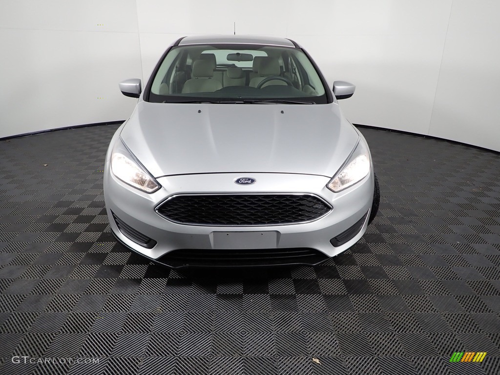 2018 Focus SE Hatch - Ingot Silver / Charcoal Black photo #4