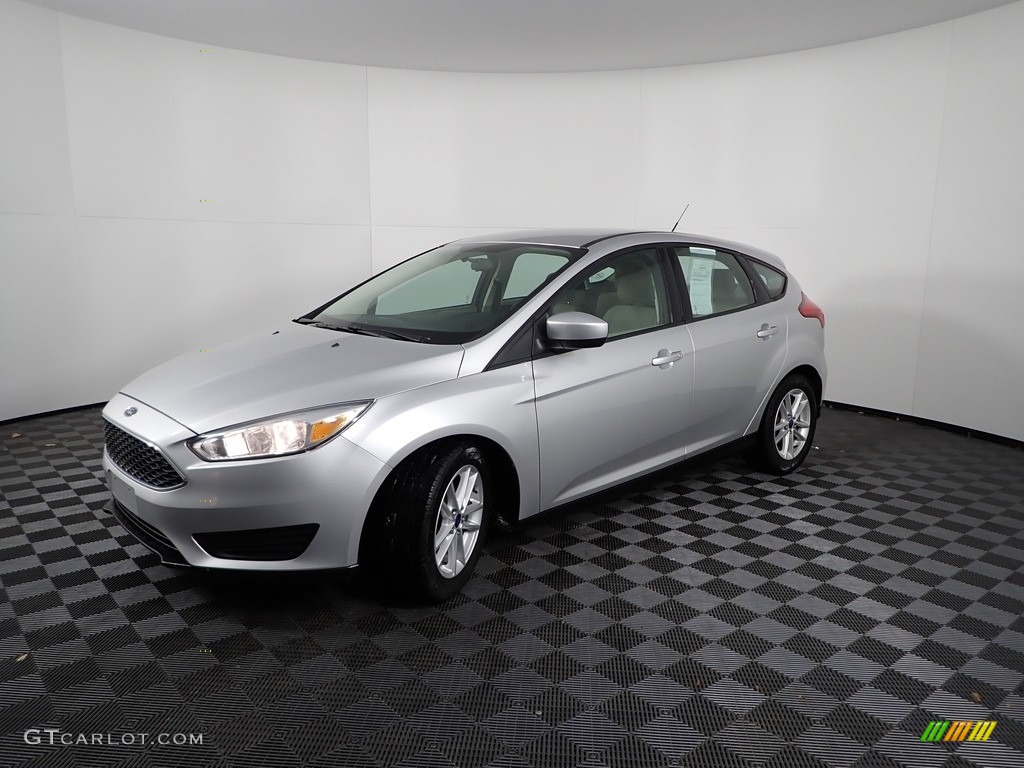 2018 Focus SE Hatch - Ingot Silver / Charcoal Black photo #5
