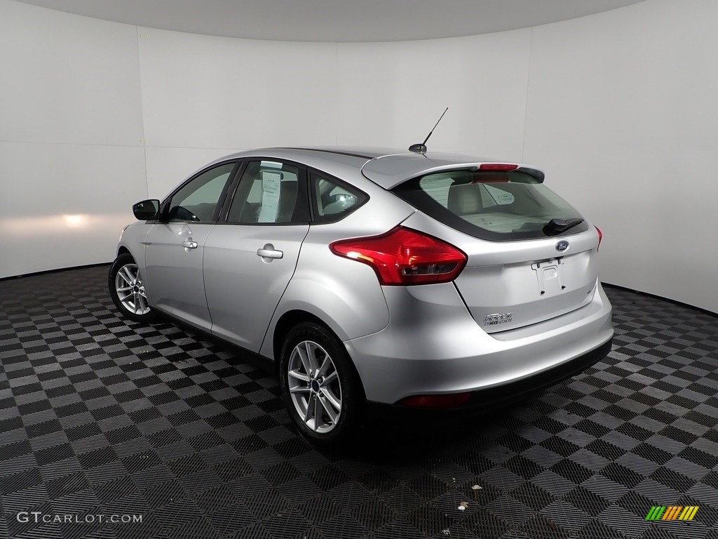 2018 Focus SE Hatch - Ingot Silver / Charcoal Black photo #6