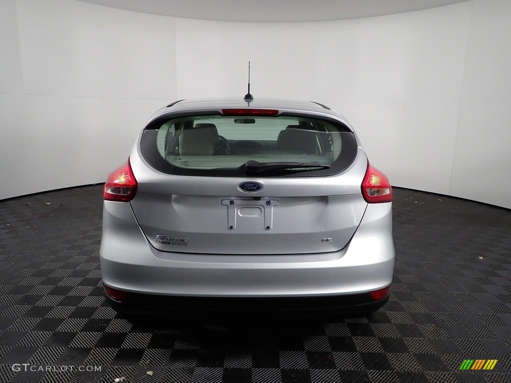 2018 Focus SE Hatch - Ingot Silver / Charcoal Black photo #7