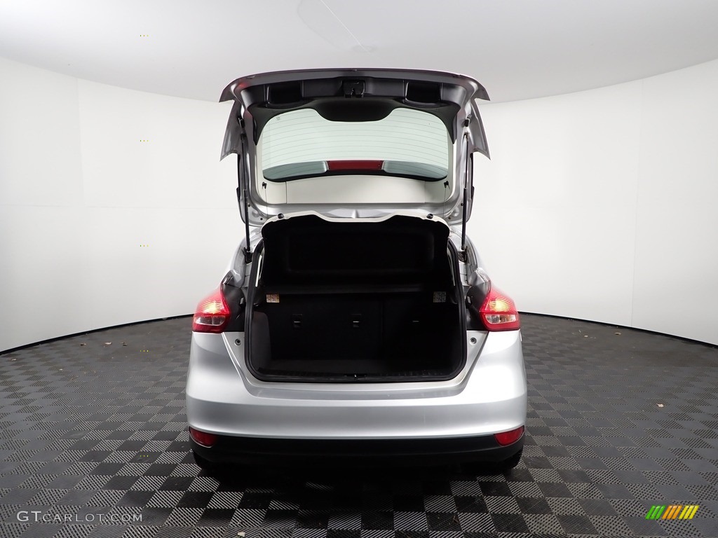 2018 Focus SE Hatch - Ingot Silver / Charcoal Black photo #8