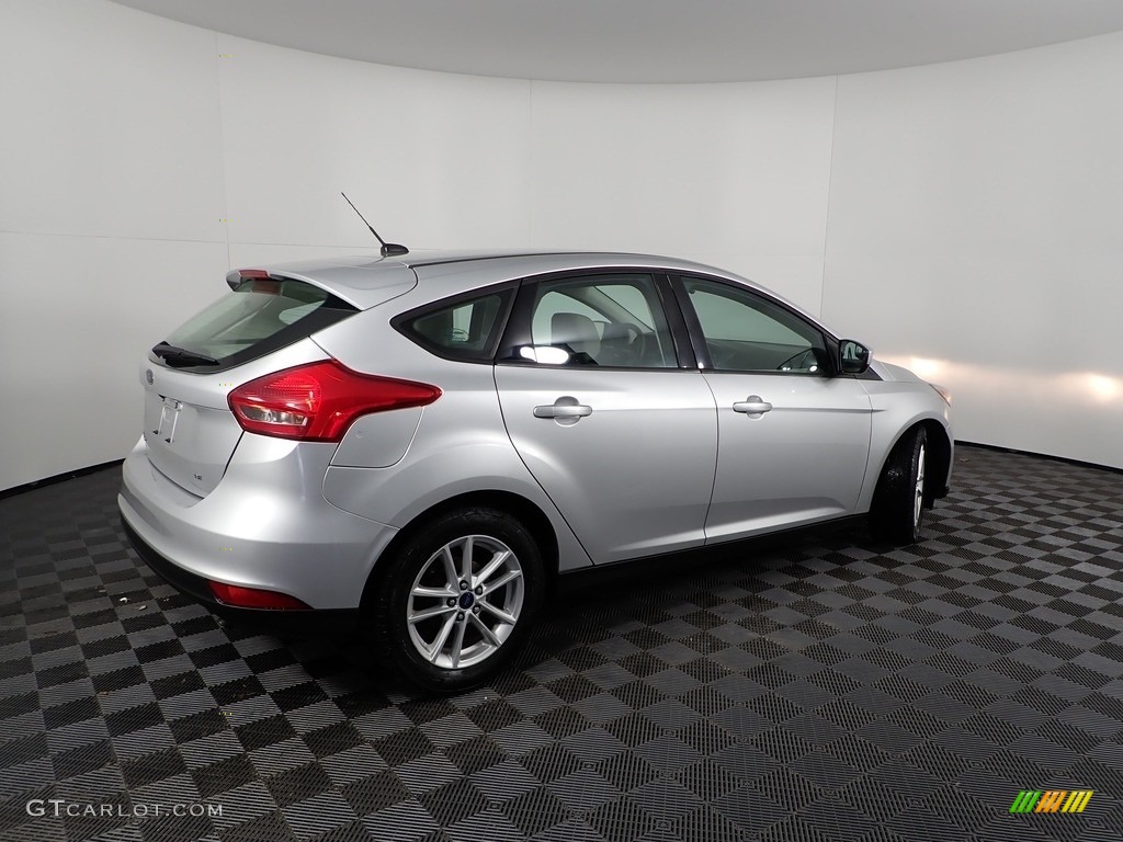2018 Focus SE Hatch - Ingot Silver / Charcoal Black photo #10