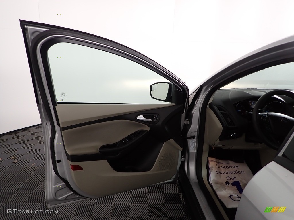 2018 Focus SE Hatch - Ingot Silver / Charcoal Black photo #11