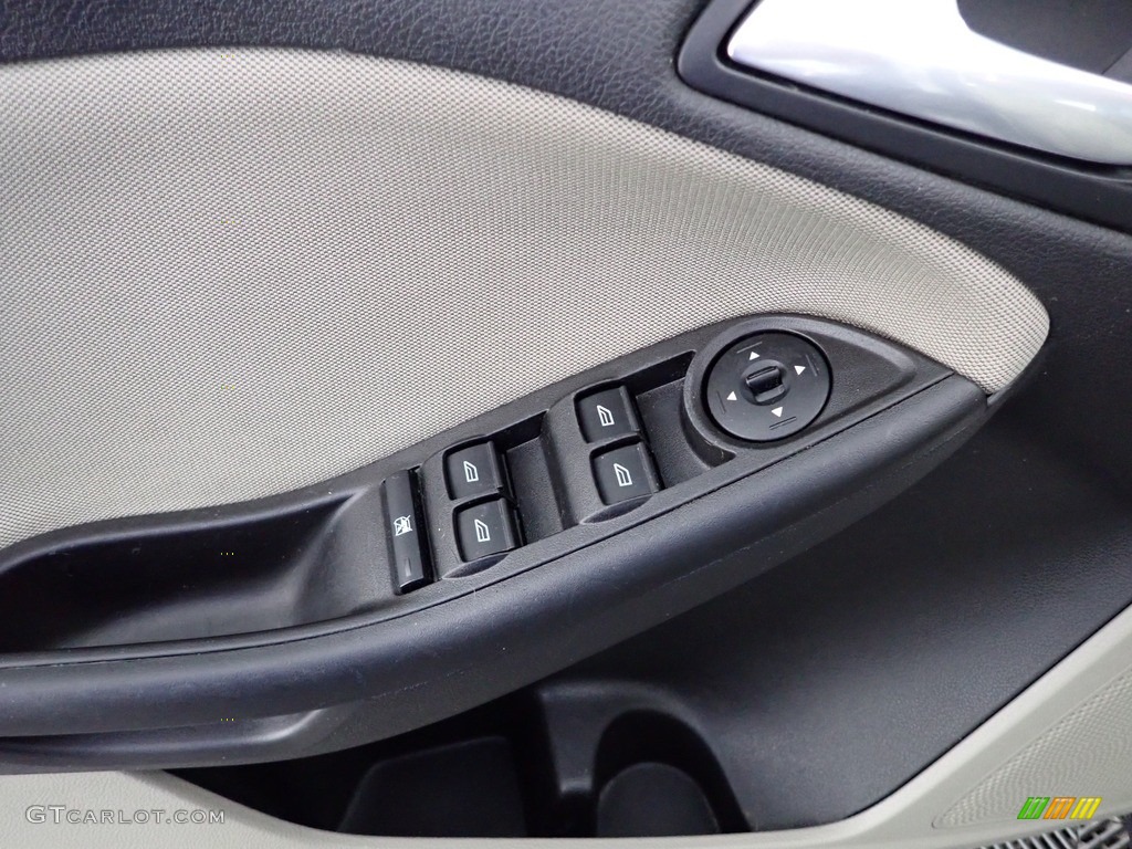 2018 Focus SE Hatch - Ingot Silver / Charcoal Black photo #12