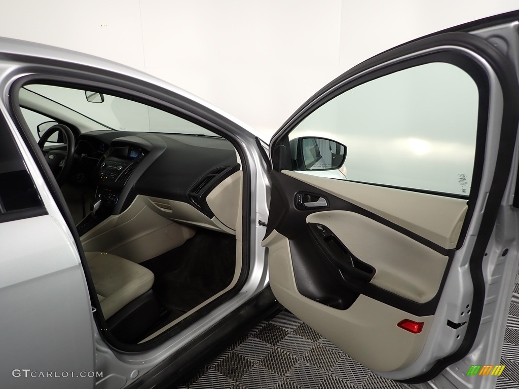 2018 Focus SE Hatch - Ingot Silver / Charcoal Black photo #25