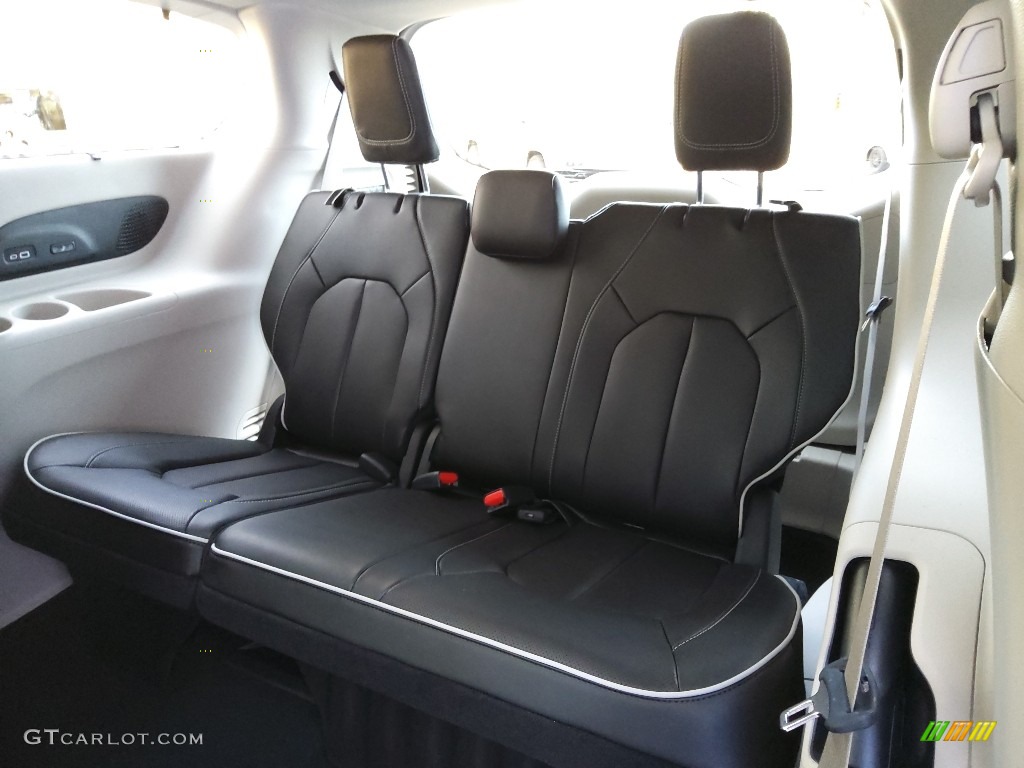 2022 Chrysler Pacifica Limited AWD Rear Seat Photos
