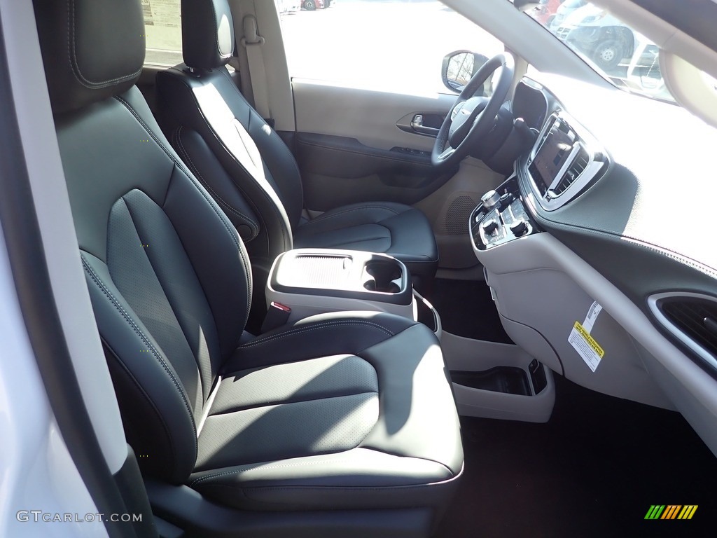Black/Alloy Interior 2023 Chrysler Pacifica Touring L Photo #145432893