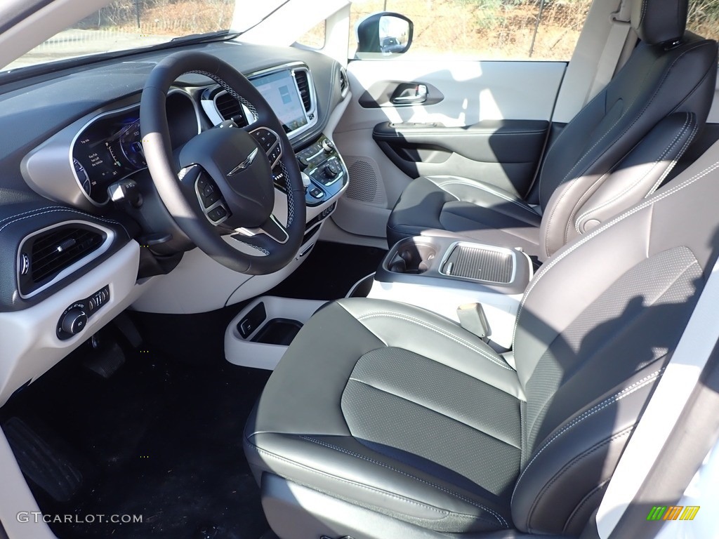 Black/Alloy Interior 2023 Chrysler Pacifica Touring L Photo #145432980