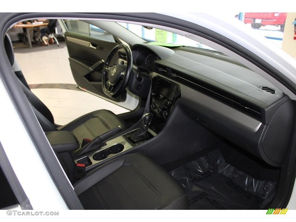 2020 Volkswagen Passat SE Titan Black Dashboard Photo #145438036