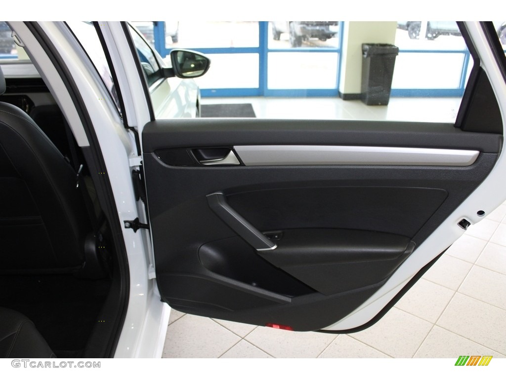 2020 Volkswagen Passat SE Titan Black Door Panel Photo #145438081