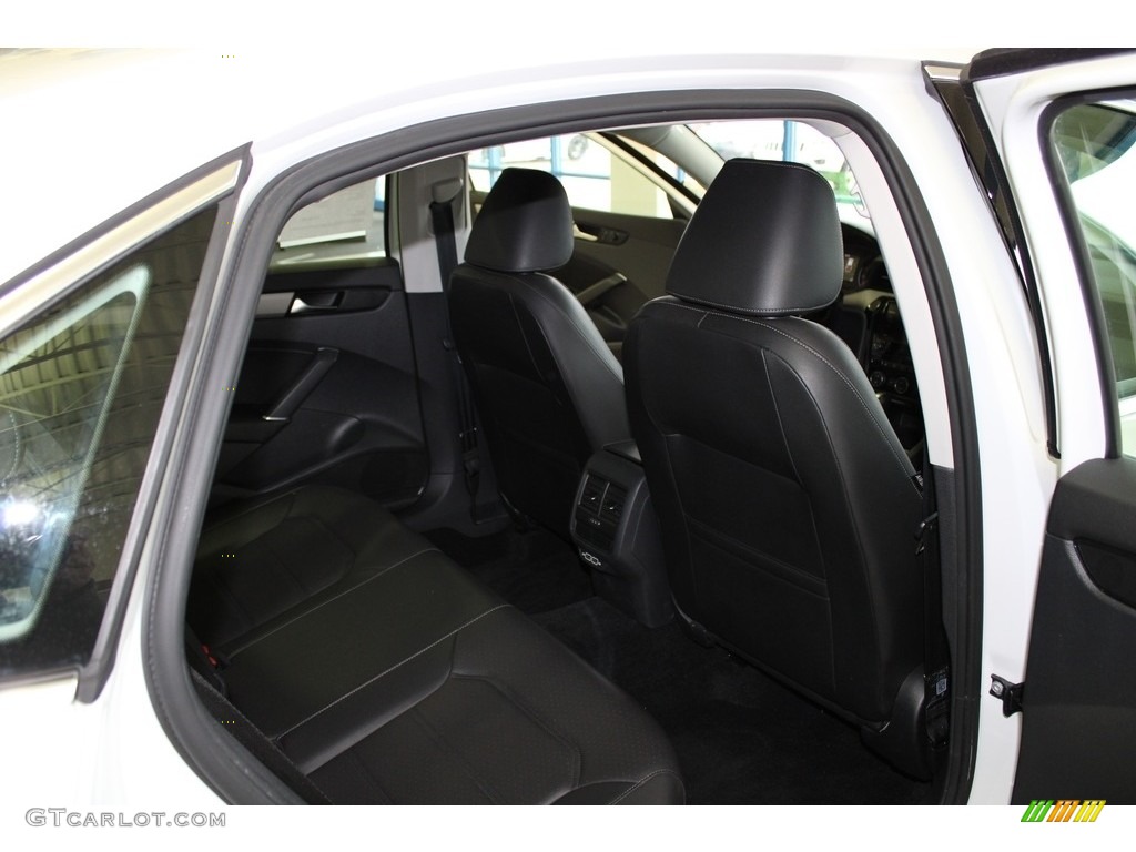 2020 Passat SE - Pure White / Titan Black photo #18