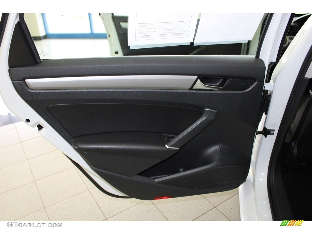 2020 Volkswagen Passat SE Titan Black Door Panel Photo #145438192