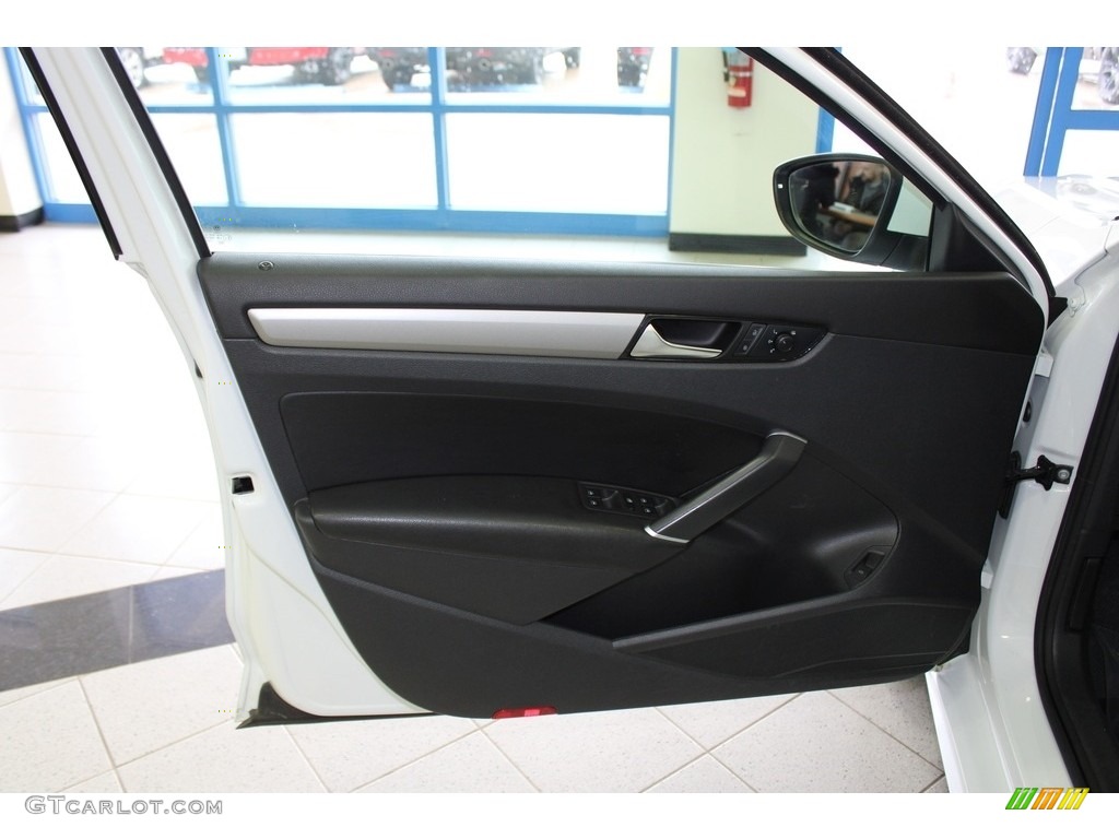 2020 Volkswagen Passat SE Door Panel Photos