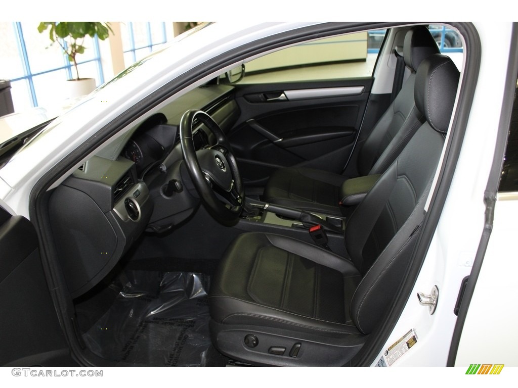 2020 Volkswagen Passat SE Front Seat Photos