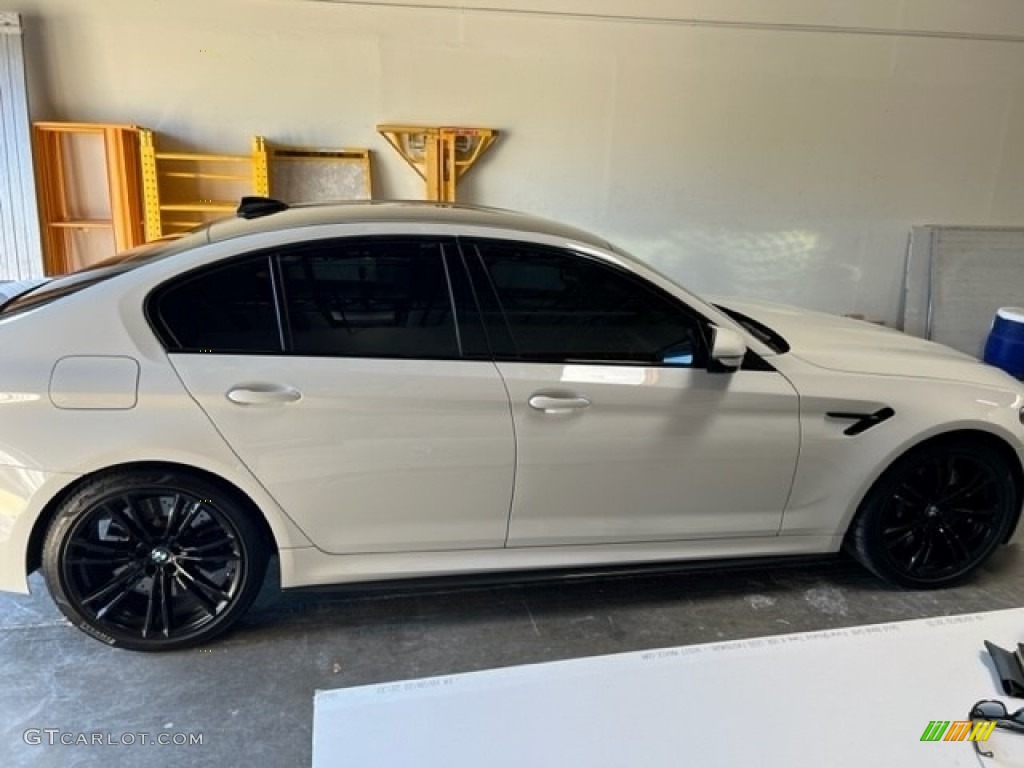 2019 M5 Sedan - Alpine White / Black photo #2