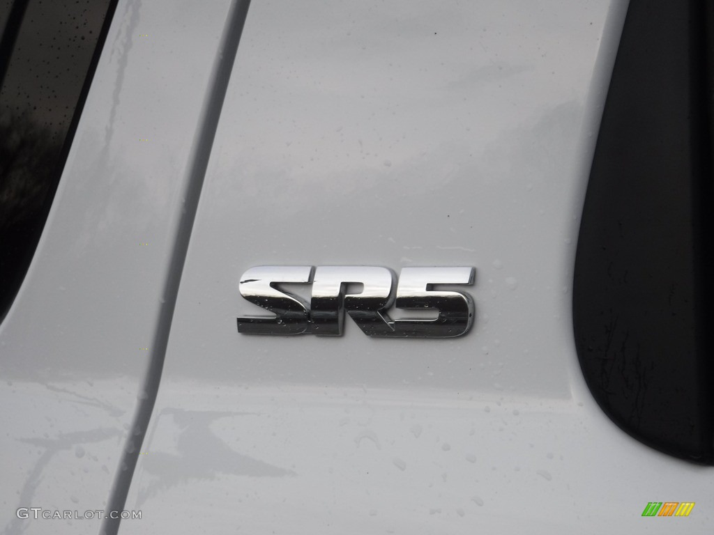 2019 Sequoia SR5 4x4 - Super White / Graphite photo #12