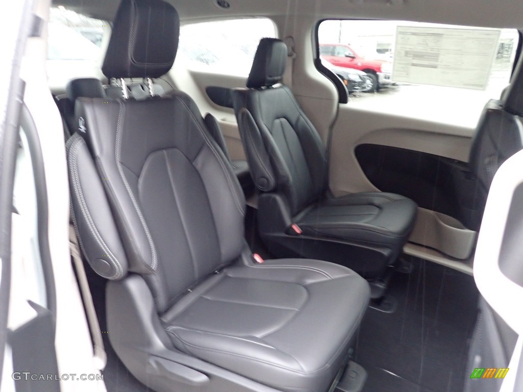 Black/Alloy Interior 2023 Chrysler Pacifica Hybrid Touring L Photo #145467403