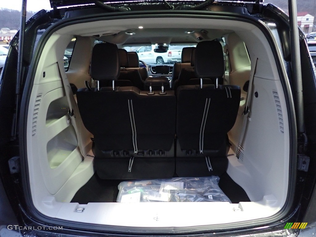 2023 Chrysler Pacifica Touring L Trunk Photo #145473275