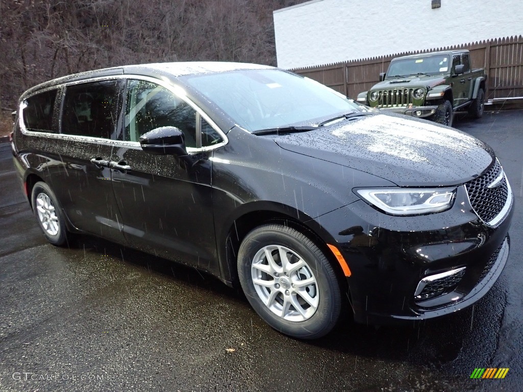 Brilliant Black Crystal Pearl 2023 Chrysler Pacifica Touring L Exterior Photo #145473375