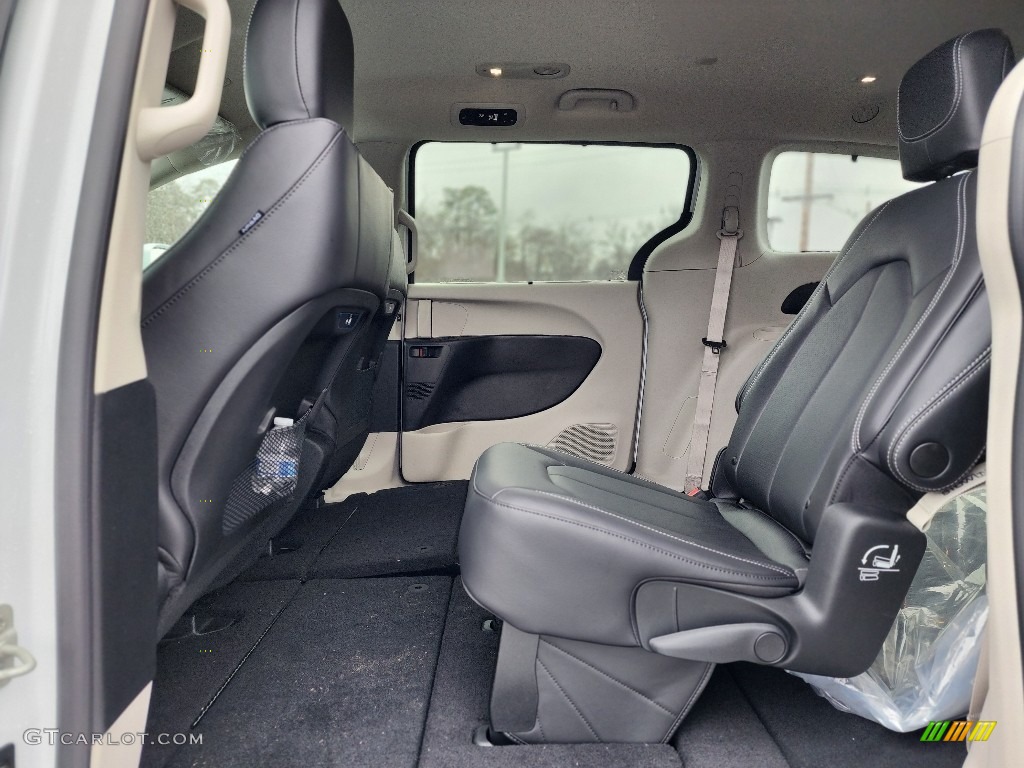 2022 Chrysler Pacifica Touring L Rear Seat Photos