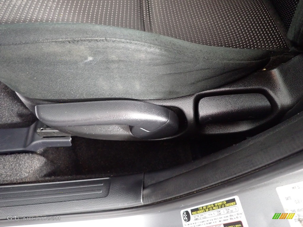 2013 MAZDA3 i Sport 4 Door - Liquid Silver Metallic / Black photo #11