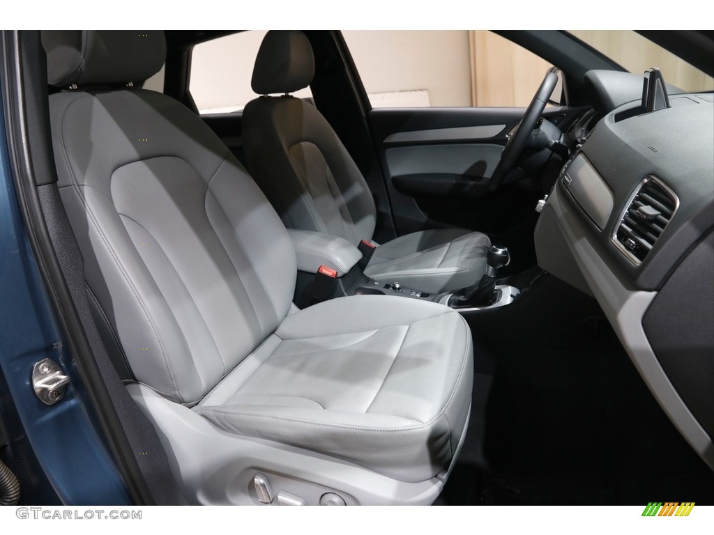 2018 Q3 2.0 TFSI Premium - Utopia Blue Metallic / Rock Gray photo #16