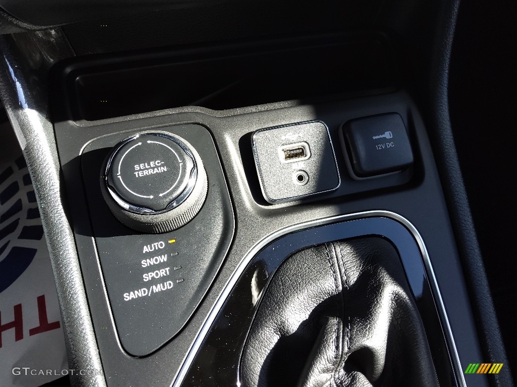 2023 Jeep Cherokee Altitude Lux 4x4 Controls Photo #145508418