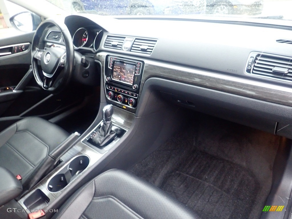 2016 Volkswagen Passat SE Sedan Titan Black Dashboard Photo #145513749