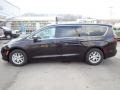 2023 Brilliant Black Crystal Pearl Chrysler Pacifica Touring L  photo #2