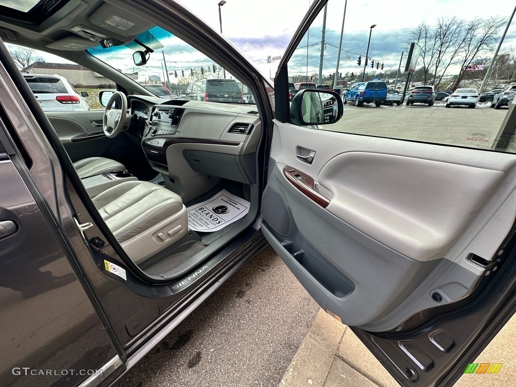 2012 Sienna XLE - Predawn Gray Mica / Light Gray photo #54