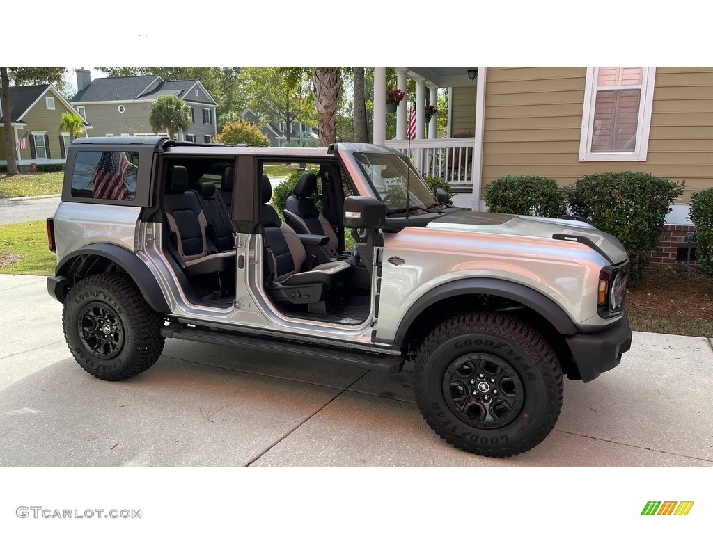 Iconic Silver Metallic 2022 Ford Bronco Wildtrak 4x4 4-Door Exterior Photo #145554062