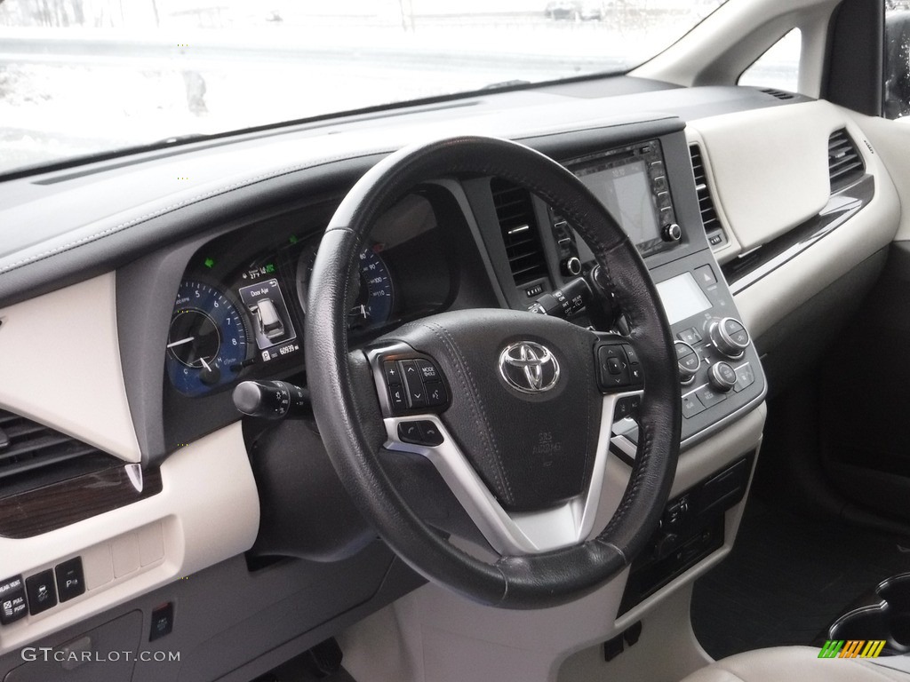 2020 Toyota Sienna XLE AWD Dashboard Photos