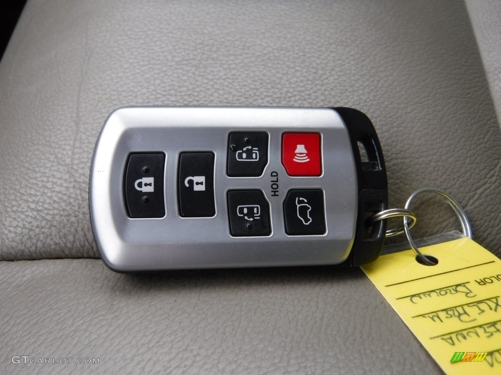 2020 Toyota Sienna XLE AWD Keys Photos