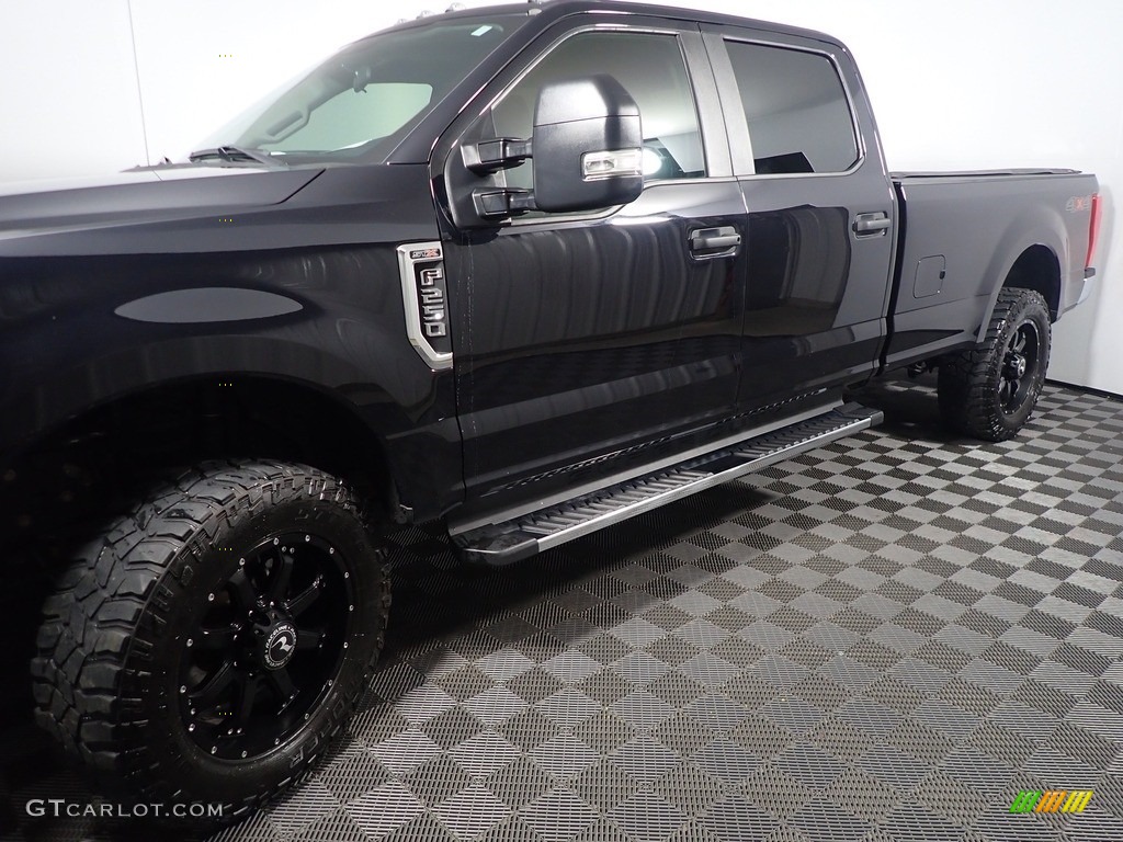 2020 F250 Super Duty XL Crew Cab 4x4 - Agate Black / Medium Earth Gray photo #10